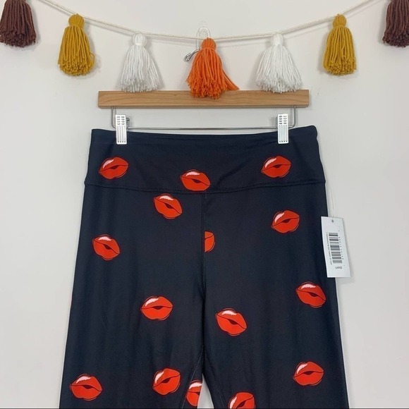 NWT Adore Me Walk Pop Cora Cozy Lip Print 7/8 Leggings Size Large - Picture 3 of 11